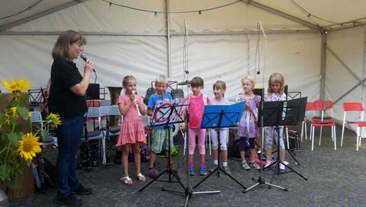 Ein Bild, das Kind, Boden, Person, drinnen enth�lt.

Mit sehr hoher Zuverl�ssigkeit generierte Beschreibung