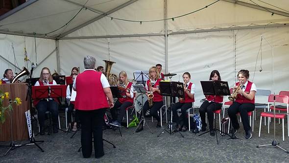 Ein Bild, das drinnen, Person, stehend, Boden enth�lt.

Mit sehr hoher Zuverl�ssigkeit generierte Beschreibung