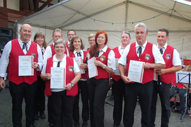 Ein Bild, das Person, stehend, darstellend, Gruppe enth�lt.

Mit sehr hoher Zuverl�ssigkeit generierte Beschreibung