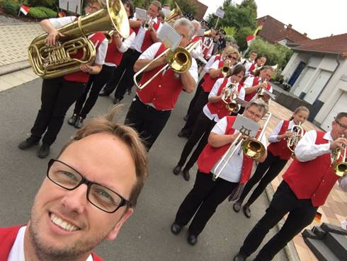 Ein Bild, das Person, Mann, Geb�ude, Boden enth�lt.

Mit sehr hoher Zuverl�ssigkeit generierte Beschreibung